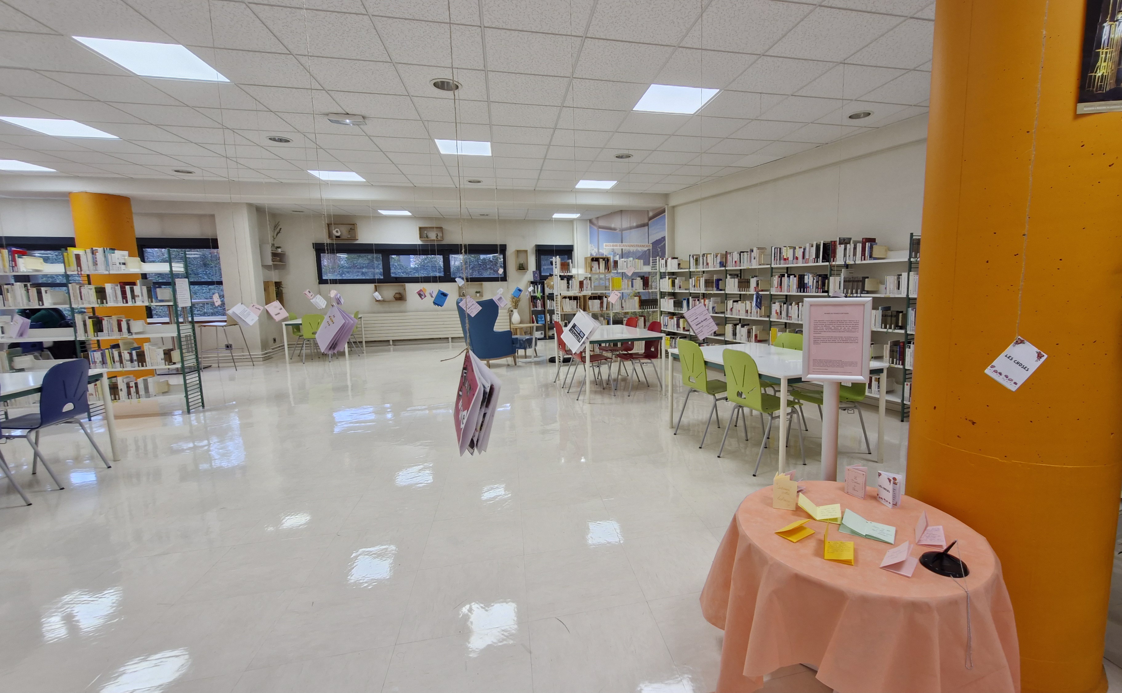 BU Beauvais :  exposition "Nuages de pens&eacute;es suspendues"