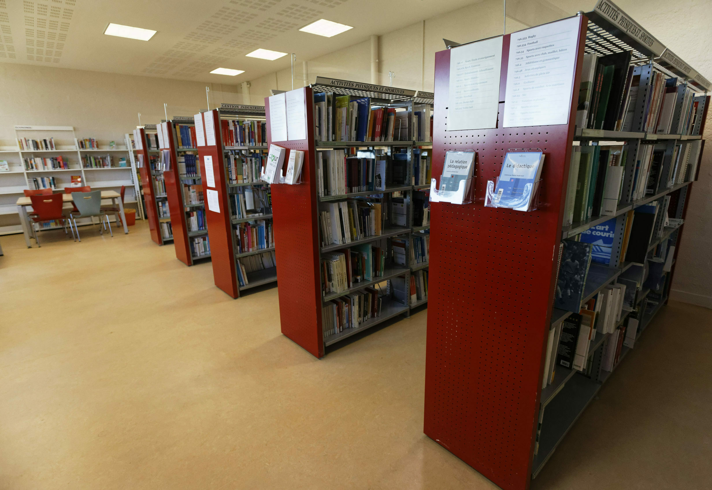 photographie de la bibliothèque universitaire de Soissons / Cuffies : rayonnages