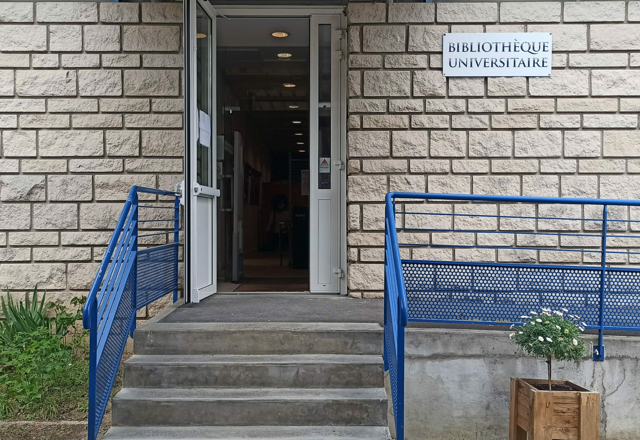 photographie de la bibliothèque universitaire de Soissons / Cuffies : entrée de la bibliothèque