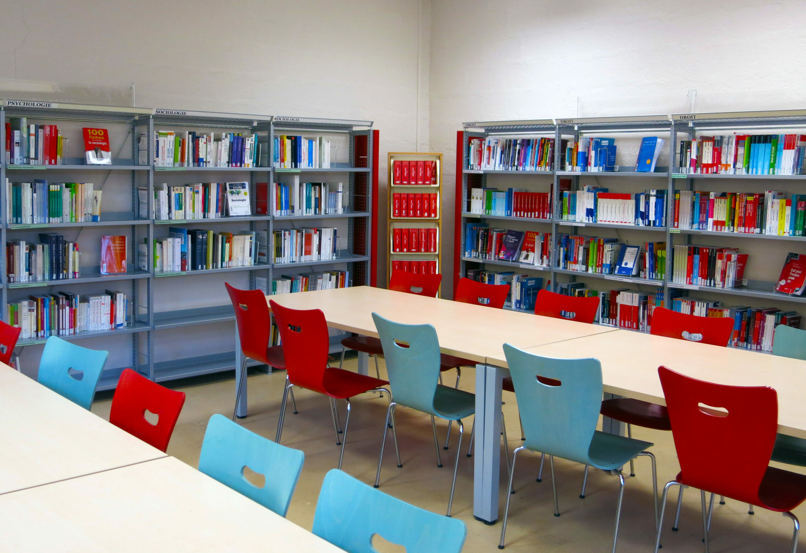 photographie de la bibliothèque universitaire de Soissons / Cuffies : rayonnage et espace de travail