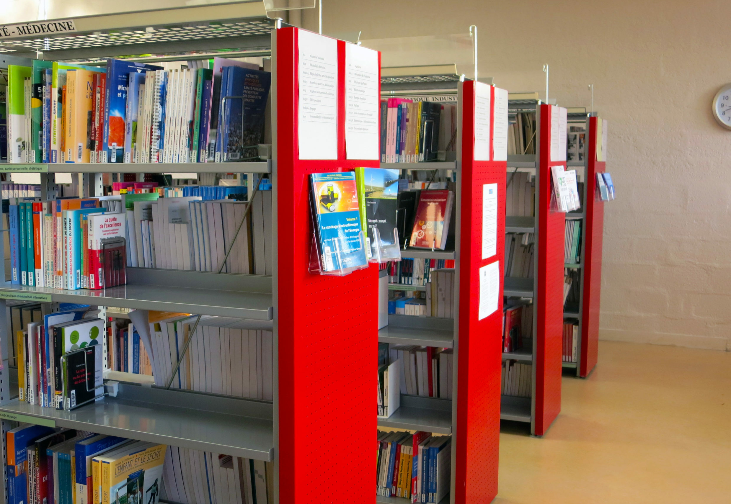 photographie de la bibliothèque universitaire de Cuffies / Soissons, rayonnages de livres