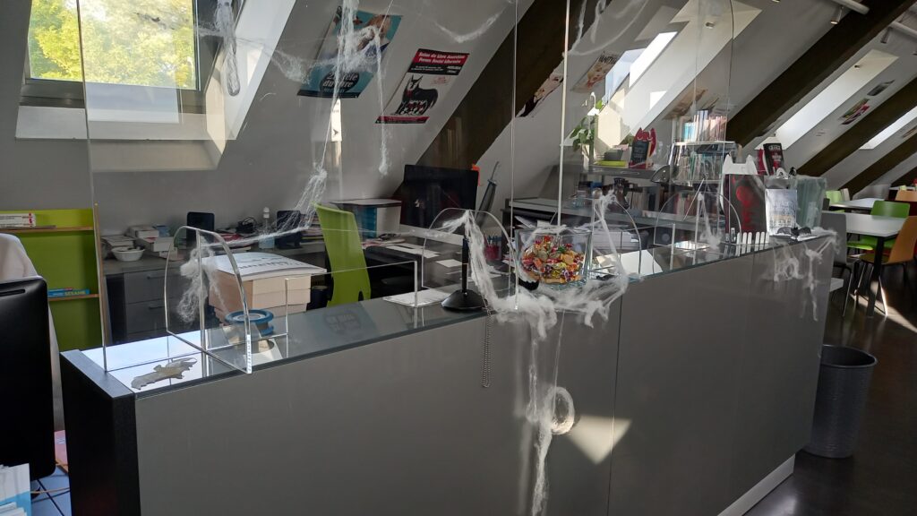 Photo banque de prêt à la BU de L'iut de Laon décorée pour Halloween