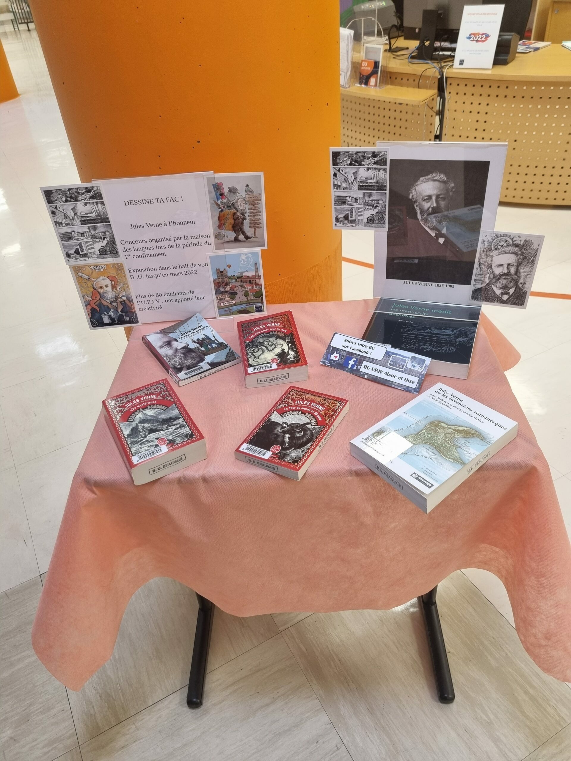 Photographie sélection d'ouvrages pour l'exposition "Dessine ta fac !" sur la BU de Beauvais.