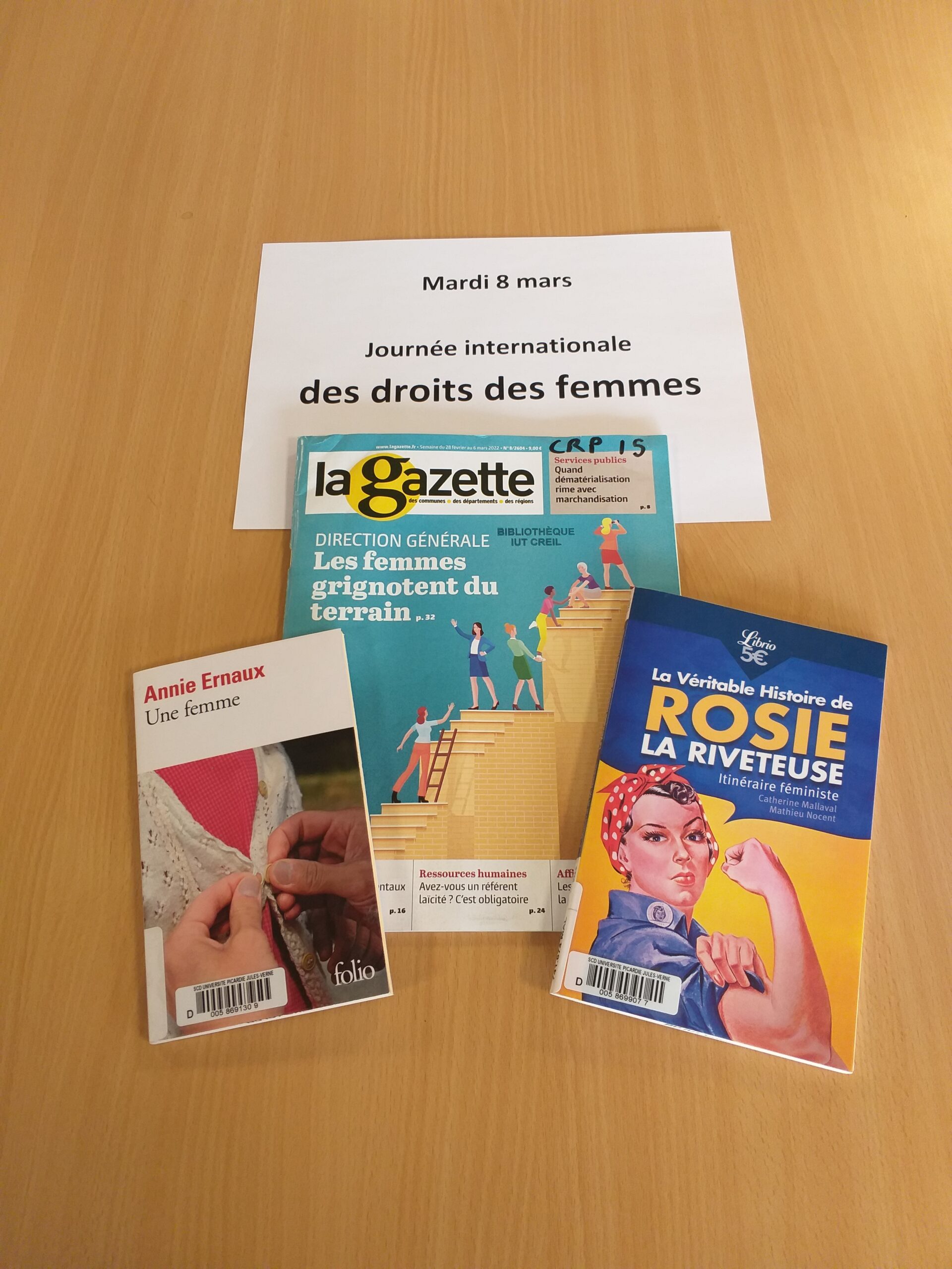 BU Creil exposition de documents pour la journée des droits des femmes du 8 mars.