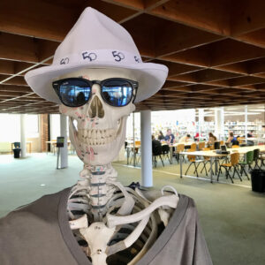 photo d'arnold le squelette de la BU avec des lunettes de soleil et un chapeau